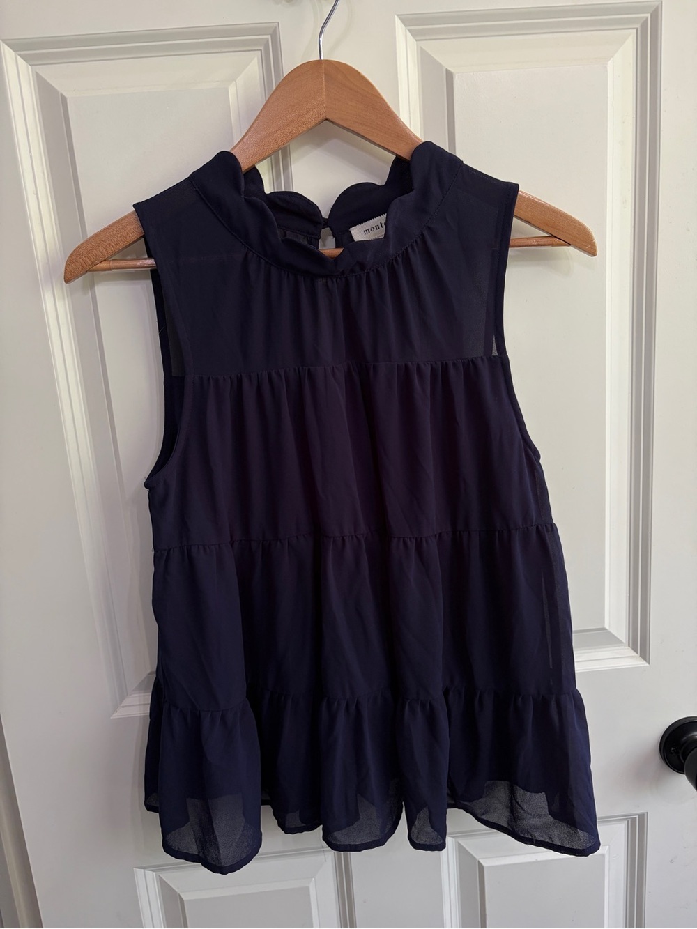 Like new size L Monteau Los Angeles flowy Tiered Sleeveless top. Keyhole back.